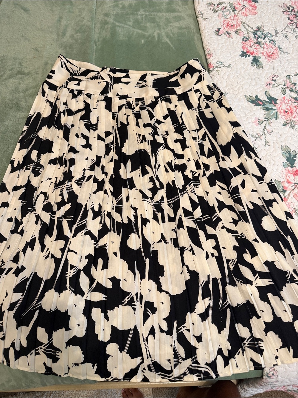 Banana Republic Factory Black and Cream Floral Pleated Midi Skirt